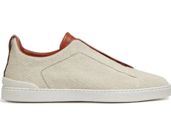 Sepatu sneakers dengan desain two-tone